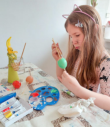 Zdobenie veľkonočných vajíčok s deťmi akrylovými farbami
